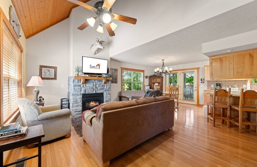 Reeds Spring Cabin | Magnolia Moon 1 Bedroom Cabin by RedAwning