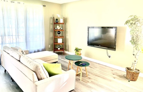 Berclair House | Magnolia Steel w King Bed