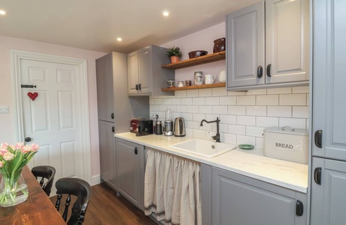 Barnstaple House | MAGNOLIA VIEW, pet friendly, character holiday cottage in Barnstaple