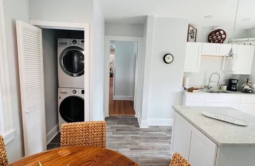 Old Town Winchester Apartment | Magnolia Wind elegant 3 BR 1BA loft apartment park for free and walk downtown