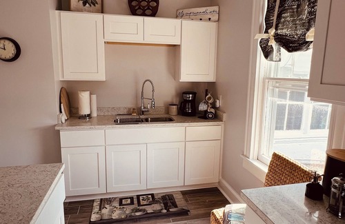 Old Town Winchester Apartment | Magnolia Wind elegant 3 BR 1BA loft apartment park for free and walk downtown