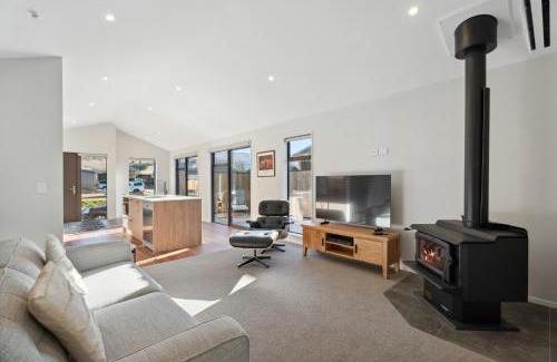 Lowburn House | Magnum Escape - Cromwell Holiday Home
