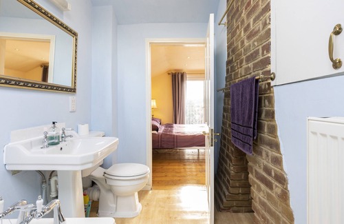 Maidenhead House | MAIDENHEAD HOUSE, 3 bedrooms, garden, free parking, near town centre, sleeps 4