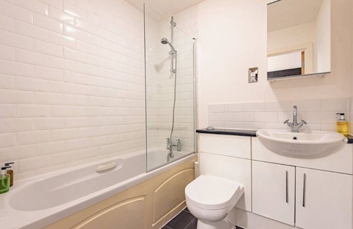 Maidenhead Apartment | MAIDENHEAD Town Centre 2 BR + Balcony FREE Parking & WiFi, Near Windsor & London