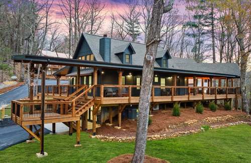Blairsville House | Main-floor mountain view suite with firepits, deck, & lounge