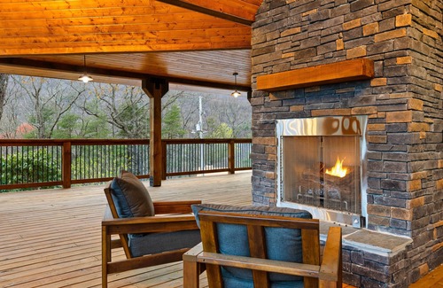 Blairsville House | Main-floor mountain view suite with firepits, deck, & lounge