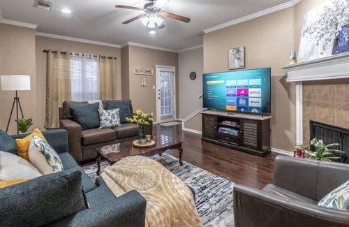 North Overton House | Main St. Matador 3BR/3BA Close to Tech