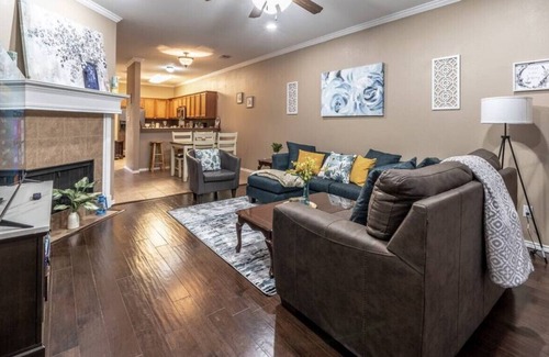 North Overton House | Main St. Matador 3BR/3BA Close to Tech