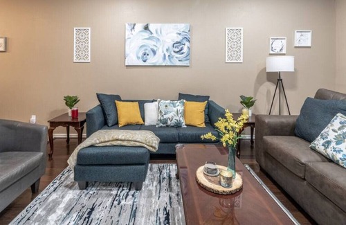 North Overton House | Main St. Matador 3BR/3BA Close to Tech
