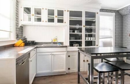 Tannersville House | Main Street Lodge -Quick WalkTo Lake