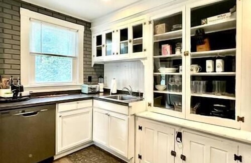 Tannersville House | Main Street Lodge -Quick WalkTo Lake