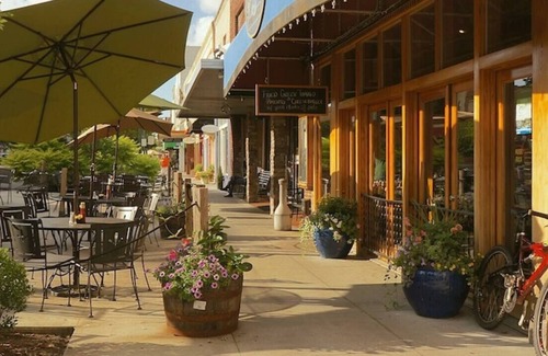 Hendersonville Apartment | Main Street Studio with free parking
