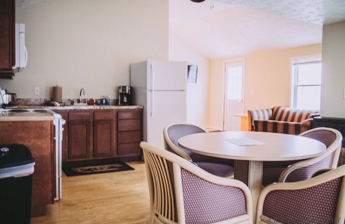 Geneva-on-the-Lake Cottage | Main Strip Location | Pet Friendly | Wi-Fi & Cable | A/C | Steps from Winery