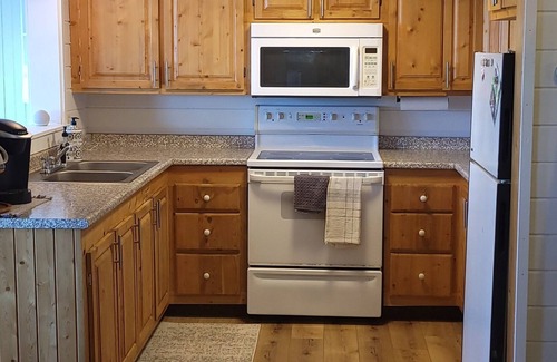 Lincoln House | Maine "Kottage" just feet from the water, perfect for your 4-Season Adventure!