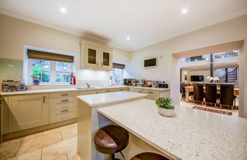 Kenmore Cottage | Mains Park Court - sleeps 9 guests in 5 bedrooms