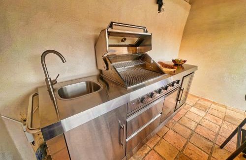 Saint-Hippolyte-de-Montaigu House | Maison provençale avec Piscine intérieure, spa et hammam à deux pas d'Uzès