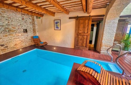 Saint-Hippolyte-de-Montaigu House | Maison provençale avec Piscine intérieure, spa et hammam à deux pas d'Uzès