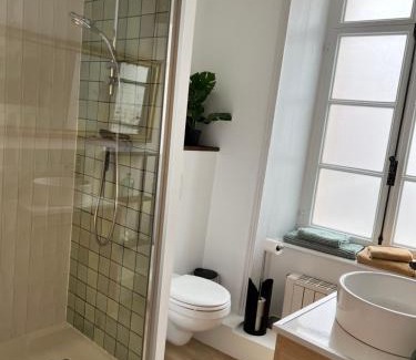 Ville Haute Apartment | Maison 1747 - Gîtes de Standing en Vieille-ville avec Cour