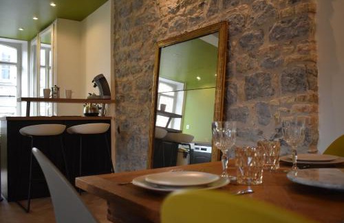 Ville Haute Apartment | Maison 1747 - Gîtes de Standing en Vieille-ville avec Cour