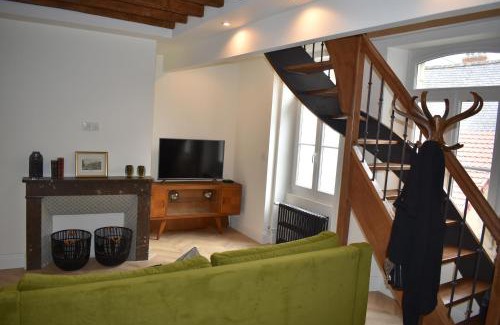 Ville Haute Apartment | Maison 1747 - Gîtes de Standing en Vieille-ville avec Cour