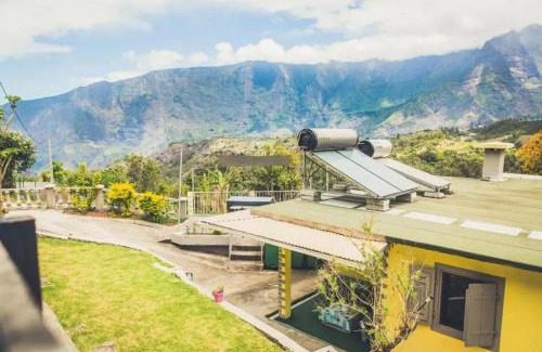 Cilaos House | Maison charmante à Cilaos avec vue sur la montagne, cheminée