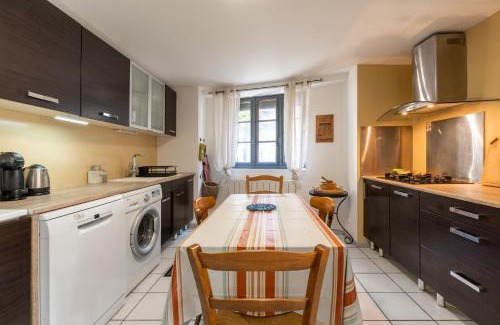 Bagneres-de-Bigorre House | Maison Cosy - Coeur de Village - Cour Privative