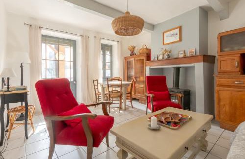 Bagneres-de-Bigorre House | Maison Cosy - Coeur de Village - Cour Privative