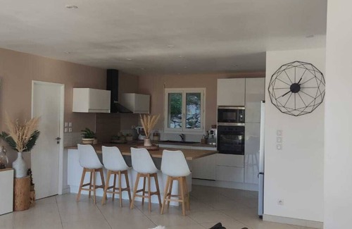 Gareoult House | Maison de Plein Pied, au Calme, sur 1650 M2 de Terrain Entièrement Aménagé