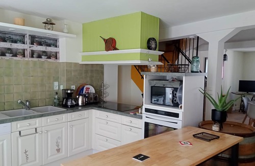 Pleaux Apartment | Maison de Village. Avec Commerces à Proximité. Départ de Sentiers, Vtt, lac 10 k