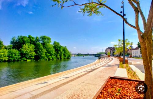 Seurre Apartment | Maison de ville, local à vélo, cour, bord de Saône