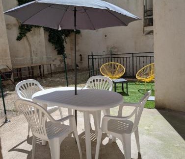 Seurre Apartment | Maison de ville, local à vélo, cour, bord de Saône