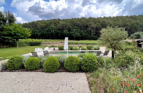 Lauris House | Maison des Vignes: Swimming pool and charm in Lauris
