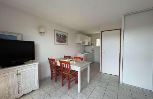 Salavas House | Maison Duplex avec Piscines à Salavas - 6 Personnes, Animaux Admis, Parking, Terrasse et WiFi - FR-1-382-136