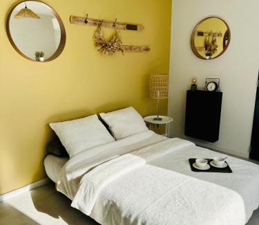 Saint-Victor-la-Coste Apartment | Maison ensoleillée climatisée avec terrasse et parking