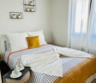 Saint-Victor-la-Coste Apartment | Maison ensoleillée climatisée avec terrasse et parking