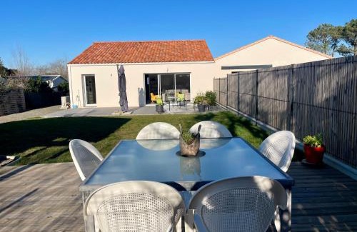 Brem Sur Mer House | Maison familiale récente avec jardin, plage et commerces à pied, 6 couchages, WIFI, parking privatif - FR-1-231-297