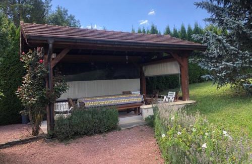 Marigny House | Maison/Gîte familial dans le Jura à 200m du lac avec piscine privée