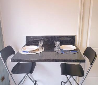 Stains Apartment | Maison hyper calme proche RER, à 2 arrêts du Stade de France, 25min Paris centre, proche, Disney, Astérix, CDG