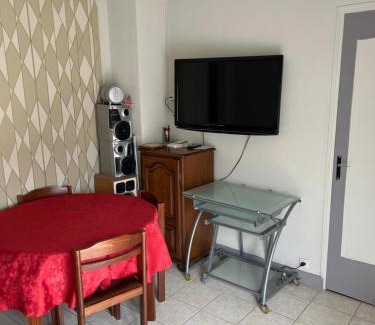 Chelles House | Maison Indépendante CHELLES , Paris Disney Proche JO 2024 Vaires sur Marne est a 10 minutes de Chelles des épreuves Olympique de canoé kayac 2 chambres