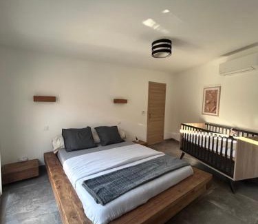 Saint-Mitre-les-Remparts House | Maison proche de la plage