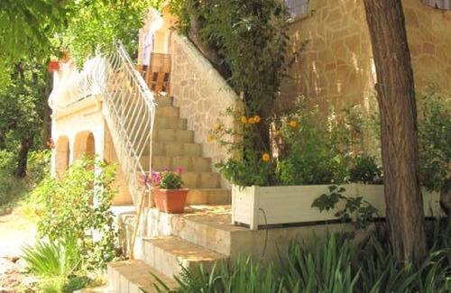 Ginasservis House | Maison provençale de caractère 3*jardin 6050m2 ; piscine au centre du village