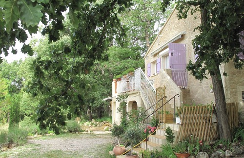 Ginasservis House | Maison provençale de caractère 3*jardin 6050m2 ; piscine au centre du village