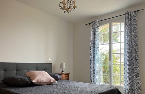 Denneville House | Maison St. Jacques. A wonderful property, Just a minutes walk to the beach !
