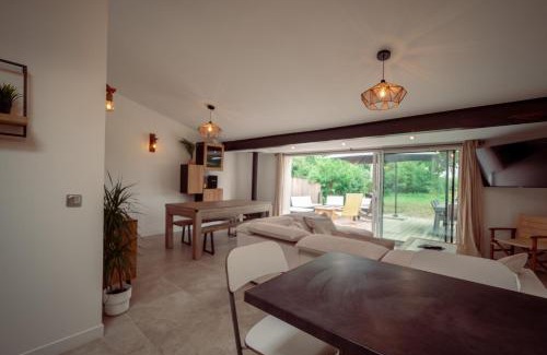 Lacanau Villa | Maison vu Lac en première ligne du lac de Lacanau avec terrain de tennis privatif