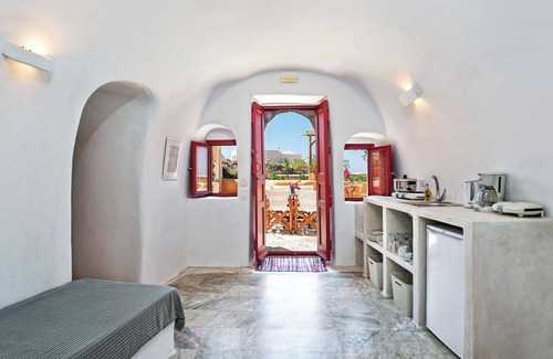 Finikia House | Maisonette in the traditional village of Finikia, 15min walk from Oia.