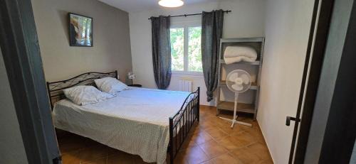 Saint-Maurice-sur-Eygues House | maisonnette provençale sous les chênes