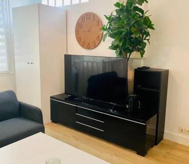 La Garenne-Colombes Apartment | Maisonnette au calme proche T2