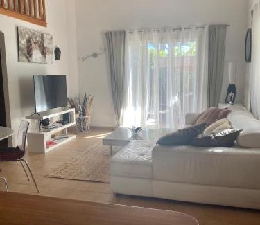 Cote d'Azur- French Riviera Apartment | Maisonnette Antelissa à 3 minutes en voiture des plages et du centre ville