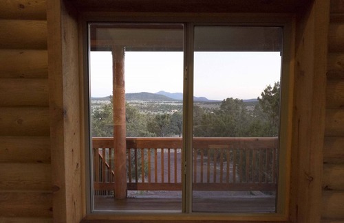 Williams Cabin | *Majestic 4BR Log Cabin /Beautifully Remodeled /Central to Grand Canyon &