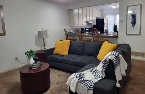 Riverdale House | Majestic Cozy Blue Townhouse Sleeps 4